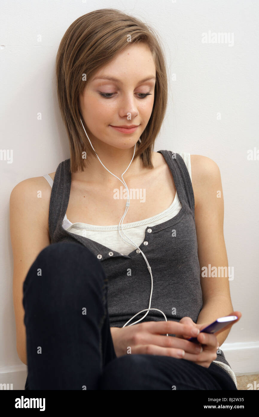 Ragazza adolescente ascoltando la sua musica su ipod Foto Stock