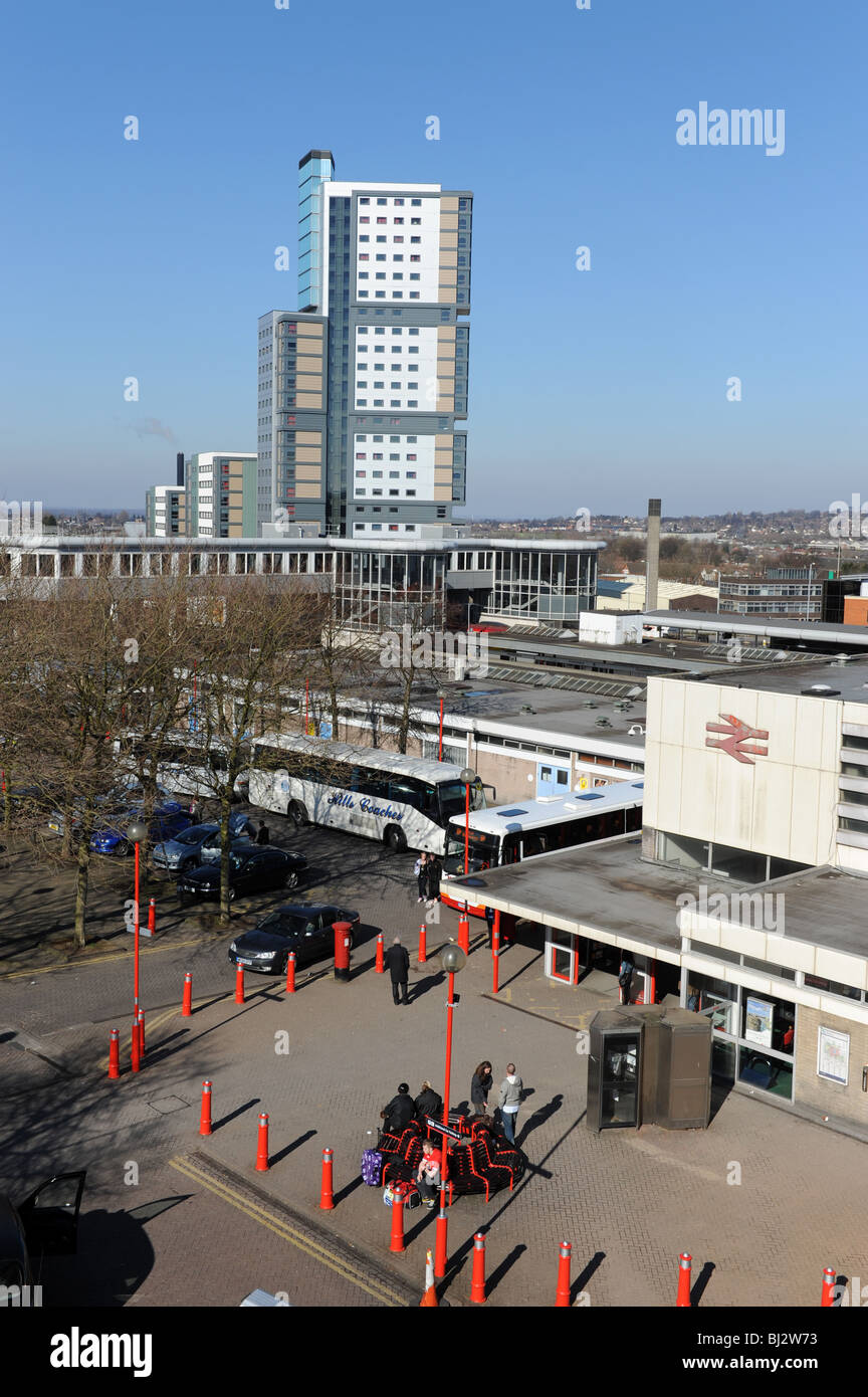 In Europa il più alto edificio modulare Victoria Hall "studente villaggio' e la stazione ferroviaria a Wolverhampton Regno Unito Inghilterra Foto Stock