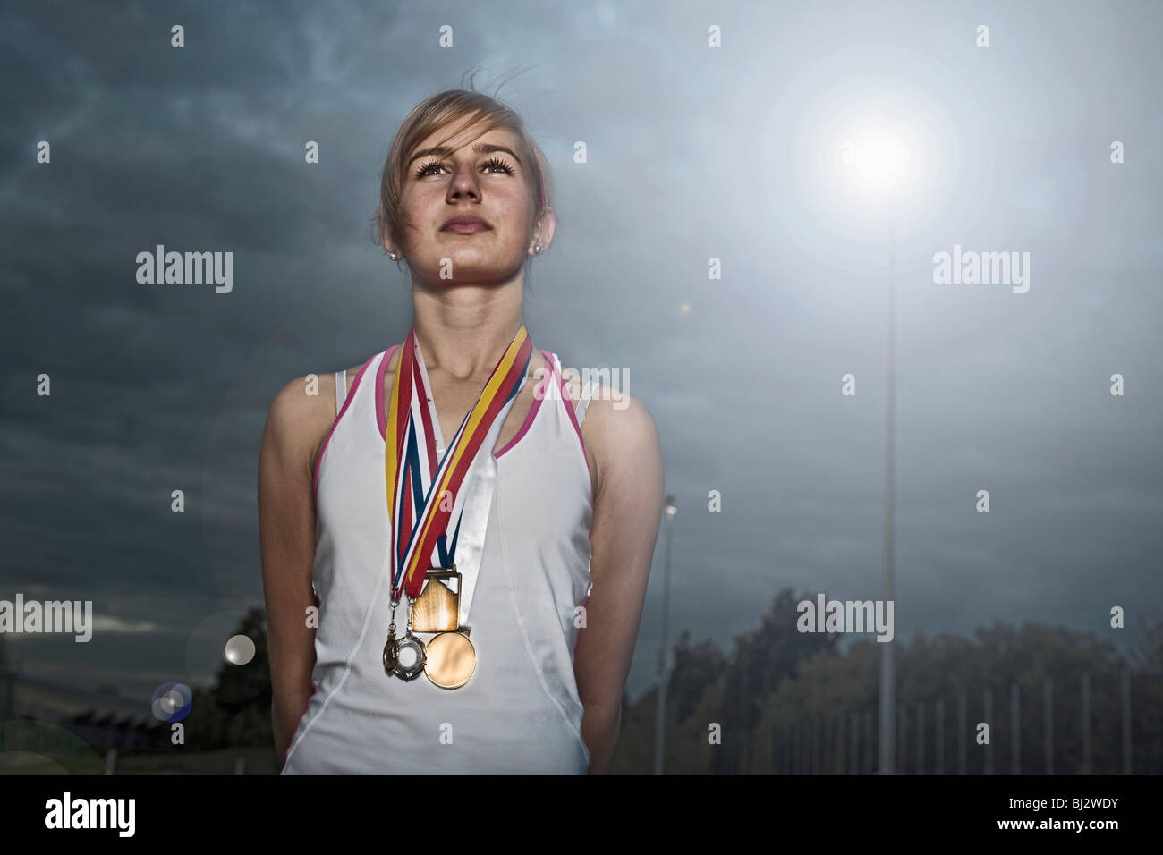 Ritratto di atleta femminile con le medaglie Foto Stock