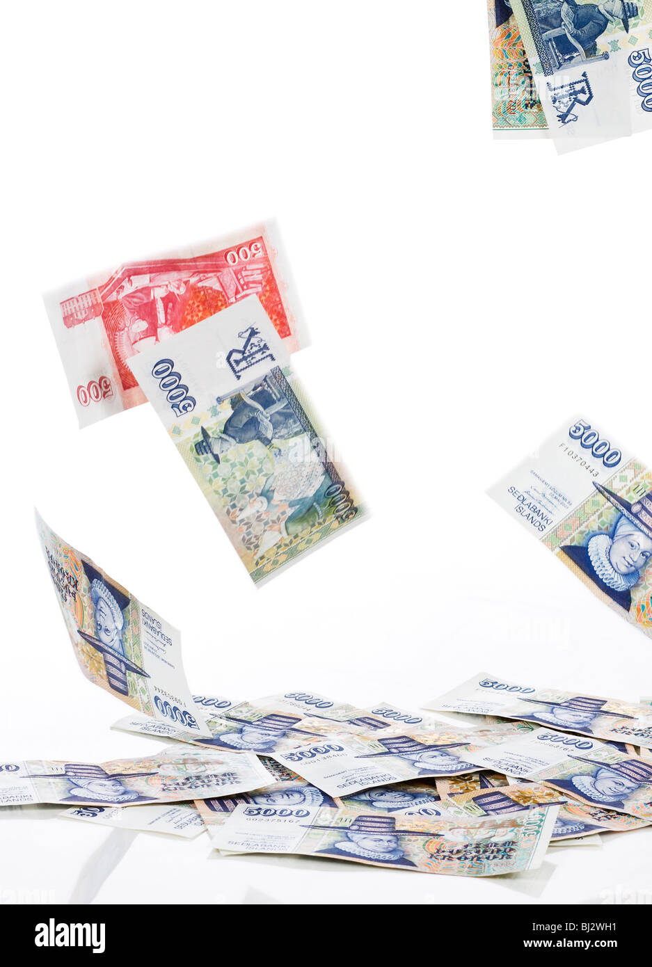 Banconote in caduta e in difetto la corona islandese si isolò su sfondo bianco Foto Stock