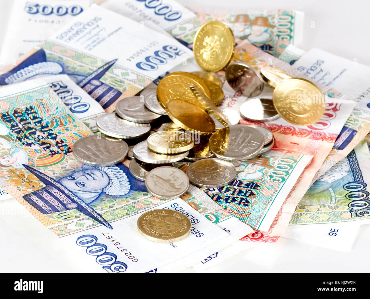 Monete e banconote Icelandic Krona isolato su sfondo bianco Foto Stock