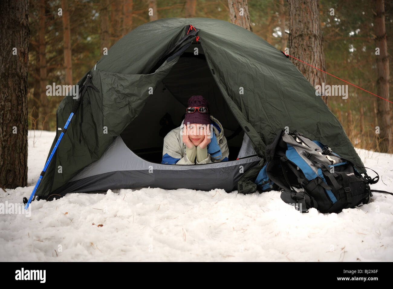 Bella donna turistico in una tenda Foto Stock