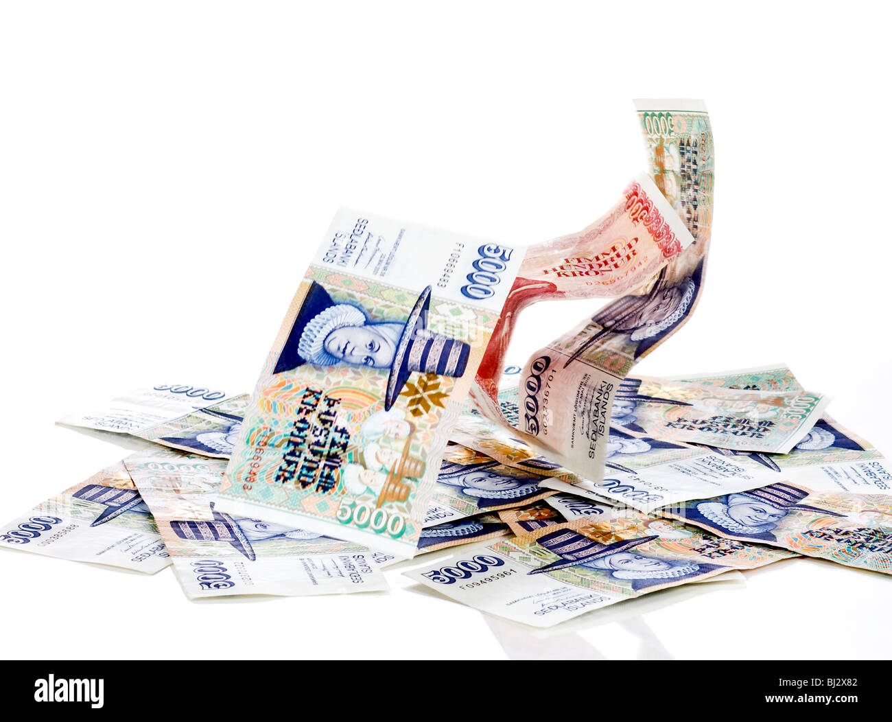 Banconote in caduta e in difetto la corona islandese si isolò su sfondo bianco Foto Stock