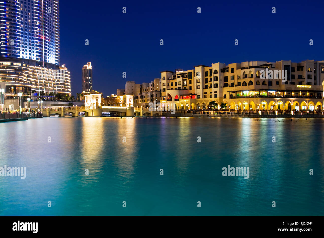 Twilight vista del centro cittadino di Dubai e Burj Dubai Lake, Souk al Bahar destra, & l'indirizzo, un hotel di lusso a cinque stelle, sulla sinistra. Foto Stock