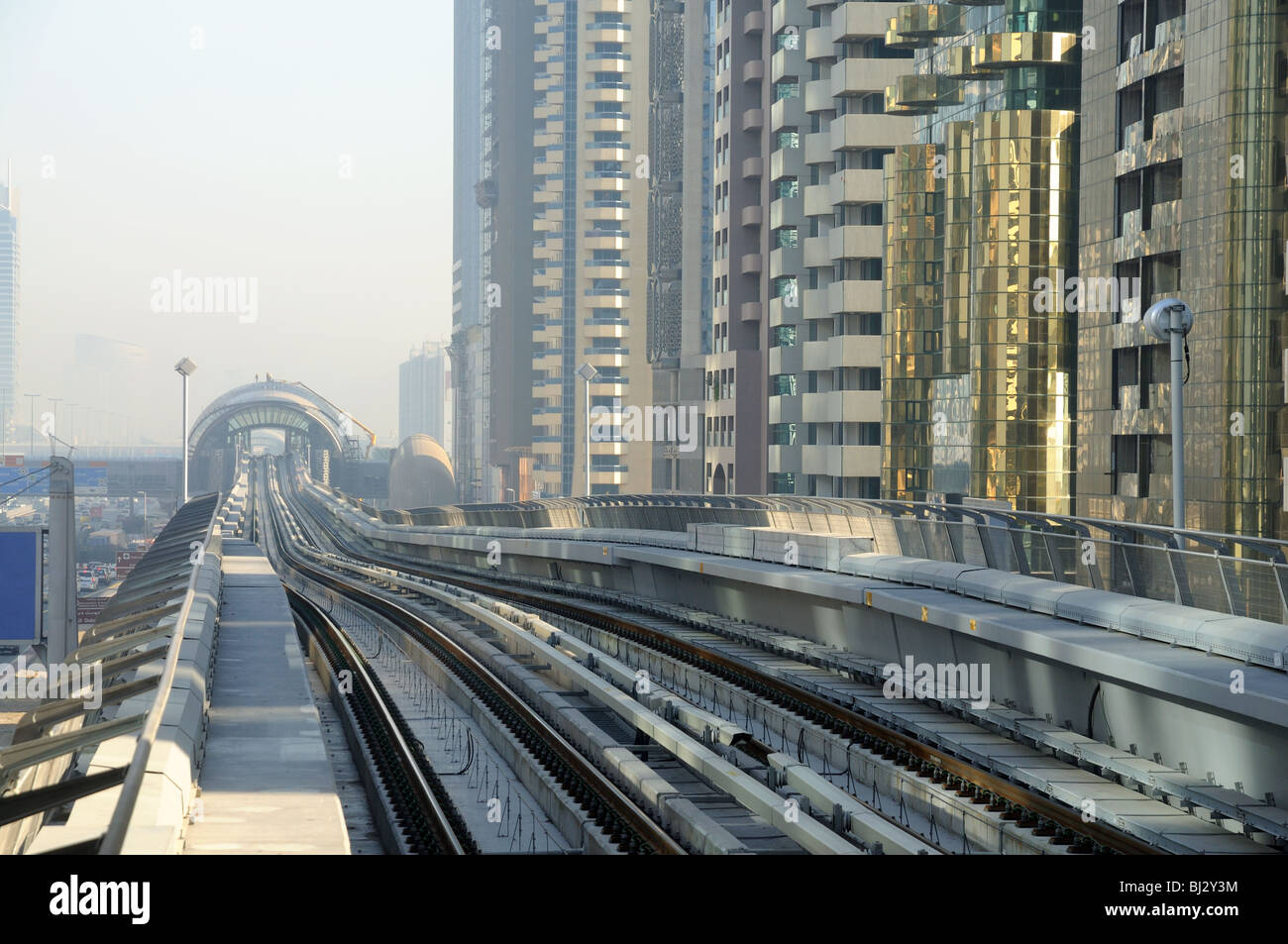 Metro le tracce in Sheikh Zayed Road, Dubai Emirati Arabi Uniti Foto Stock