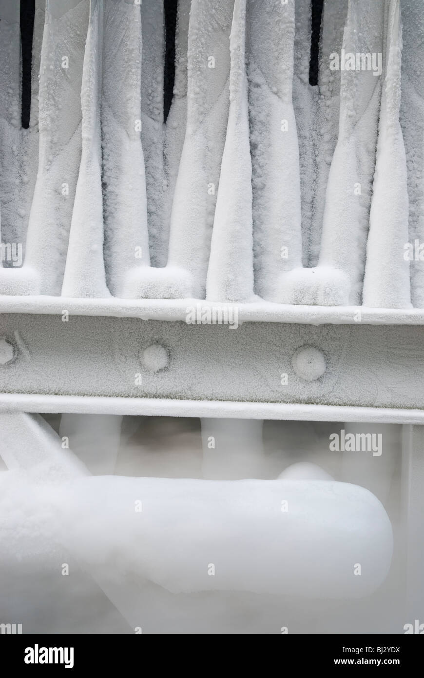 La brina si accumula sulla raffreddamento esterno i processori del refrigerante Foto Stock
