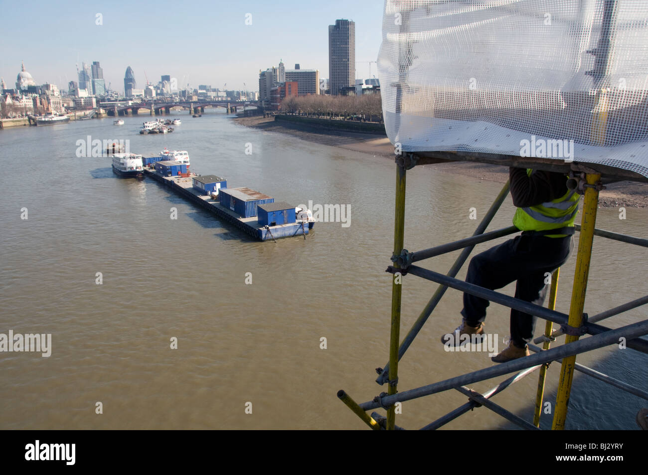Le riparazioni di Londra a Waterloo Bridge sul fiume Thames Regno Unito Foto Stock