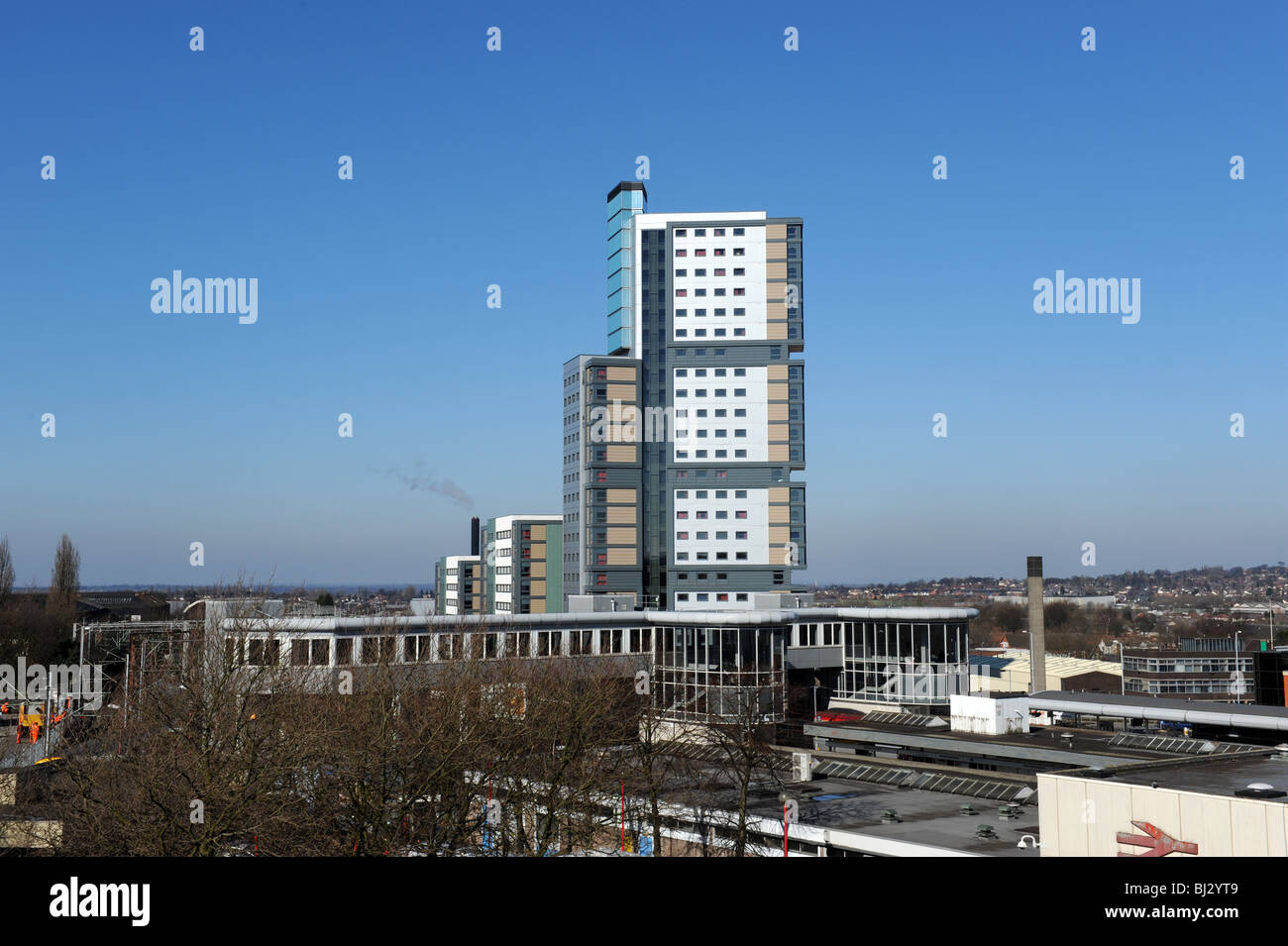In Europa il più alto edificio modulare Victoria Hall "studente villaggio' e la stazione ferroviaria a Wolverhampton Regno Unito Inghilterra Foto Stock