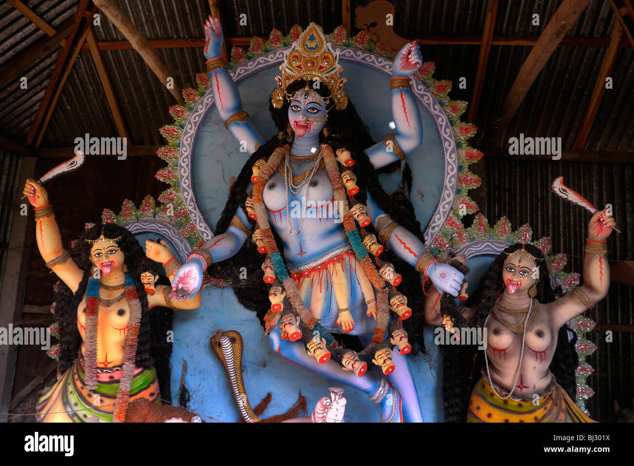 BANGLADESH Statua di Kali, dea Indù di distruzione, villaggio di Pouli. Foto di SEAN SPRAGUE Foto Stock