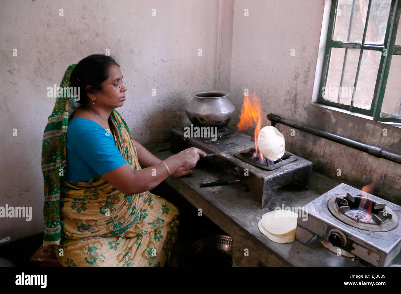 BANGLADESH ospedale e casa per le persone con disabilità, Notre Dame University, Dhaka. Donne che fanno chapattis. Foto Stock