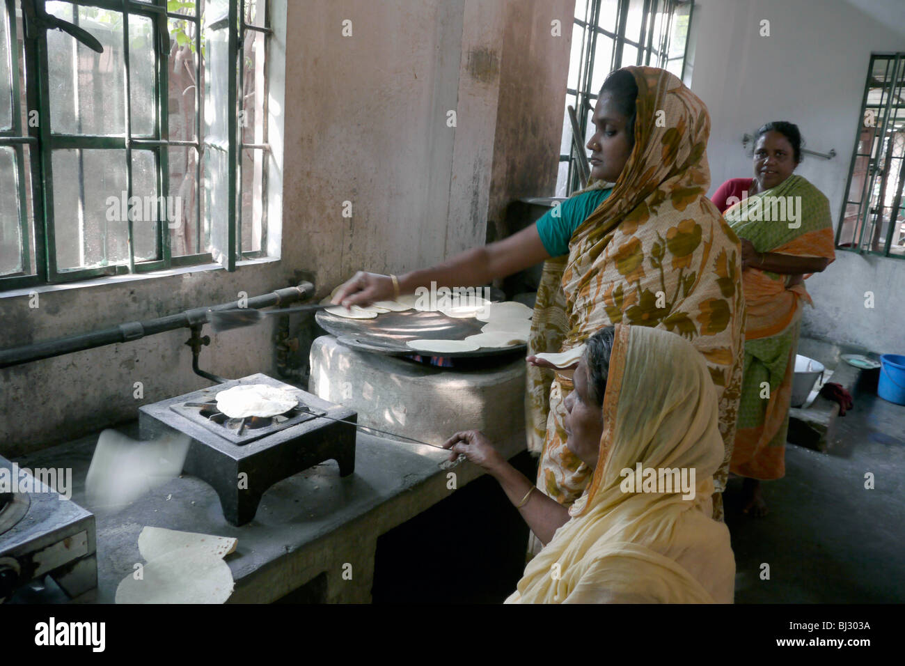 BANGLADESH ospedale e casa per le persone con disabilità, Notre Dame University, Dhaka. Donne che fanno chapattis. Foto Stock