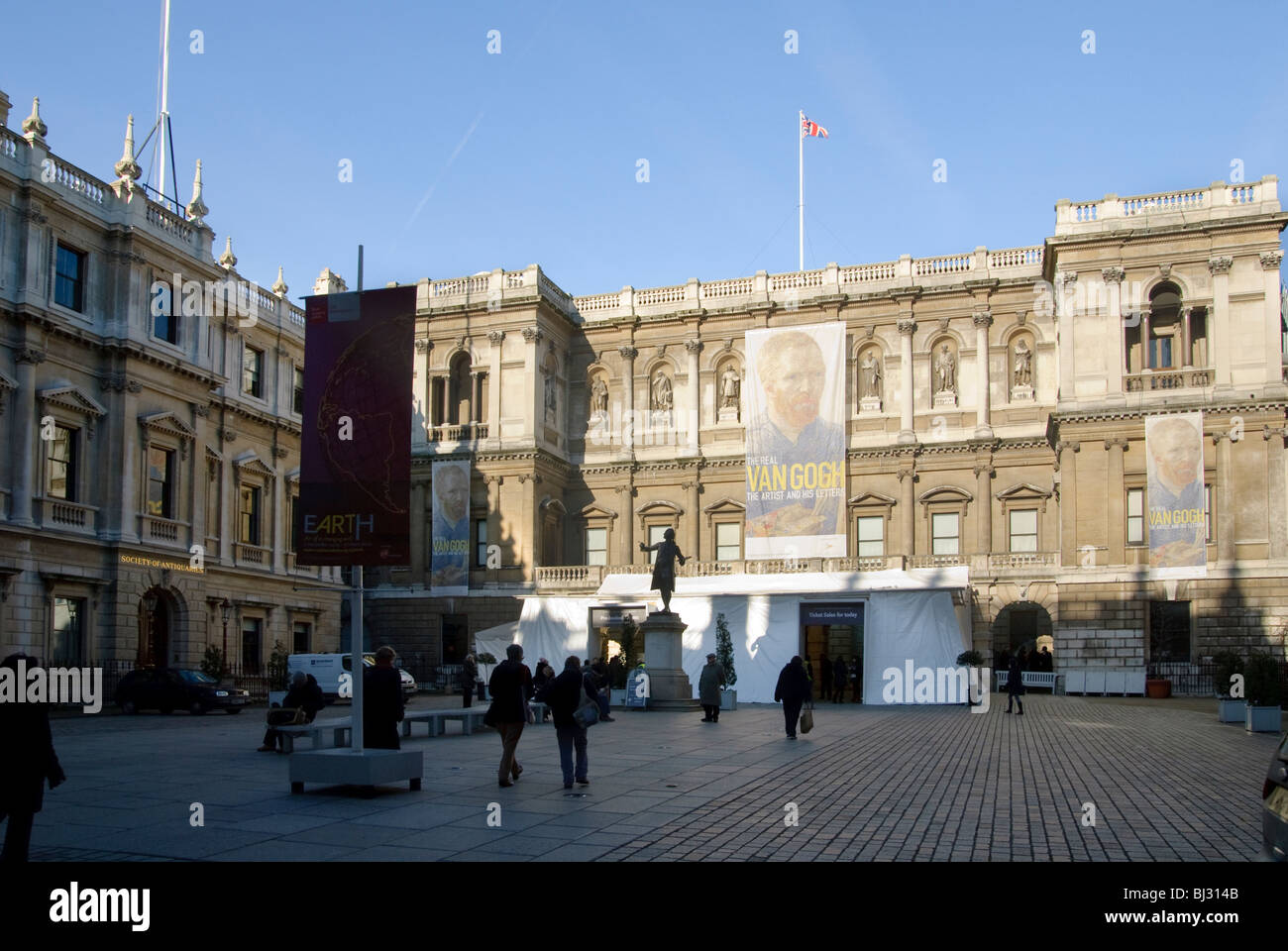 Royal Academy di Londra con segnaletica per il Van Gogh lettere Exhibition Foto Stock
