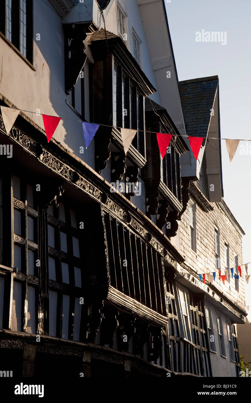 Duke Street con edifici storici da 'The Butterwalk' con Bunting, Dartmouth, South Hams, Devon, Inghilterra, REGNO UNITO Foto Stock