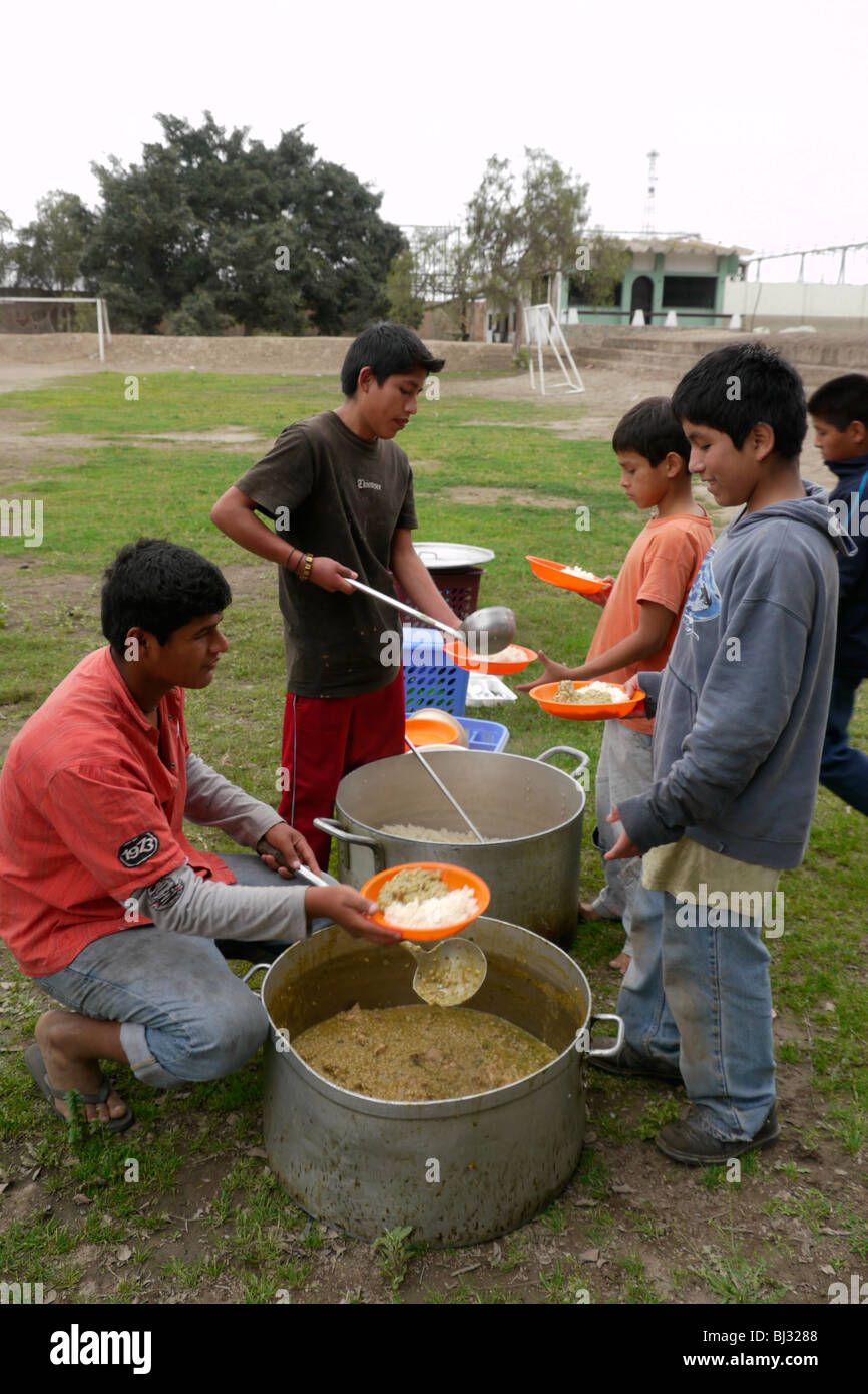 Il Perù a pranzo a Santa Maria Boys' Home, Lima. foto (C) Sean Sprague 2009 Foto Stock