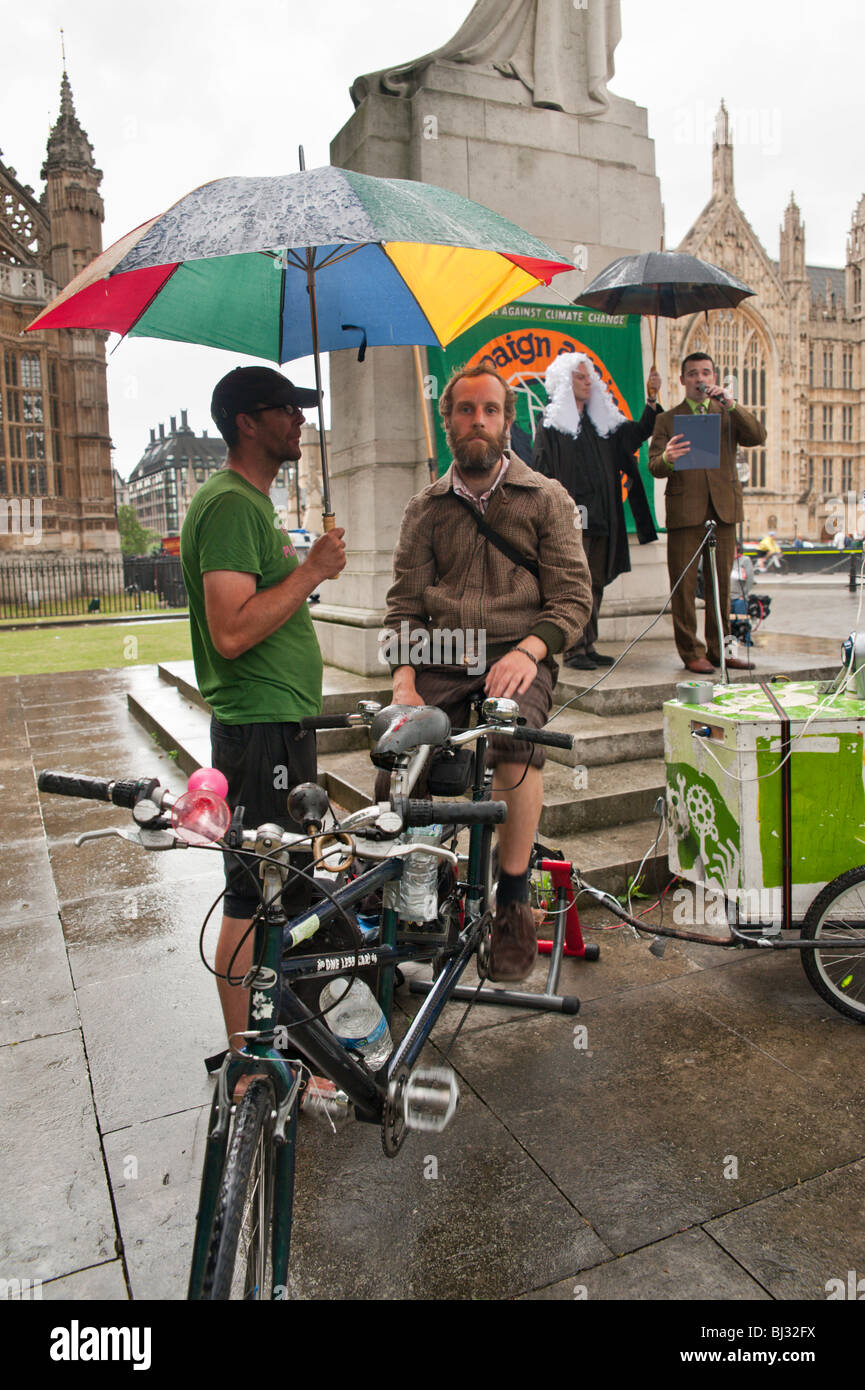 Bicicletta motorizzata indirizzo pubblico sistema in uso, Emergenza climatica alternativa il parlamento a Westminster Foto Stock
