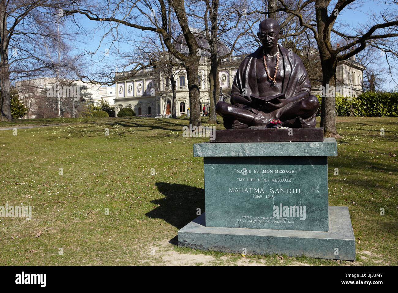 Statua del Mahatma Ghandi all'Ariana Park (Musée Ariana), Ginevra, Svizzera Foto Stock