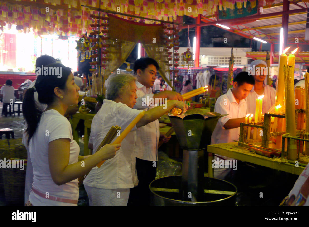 Thailandia gigante di illuminazione candele ad Anno Nuovo Cinese evento, Chinatown, Bangkok. Fotografia di SEAN SPRAGUE Foto Stock