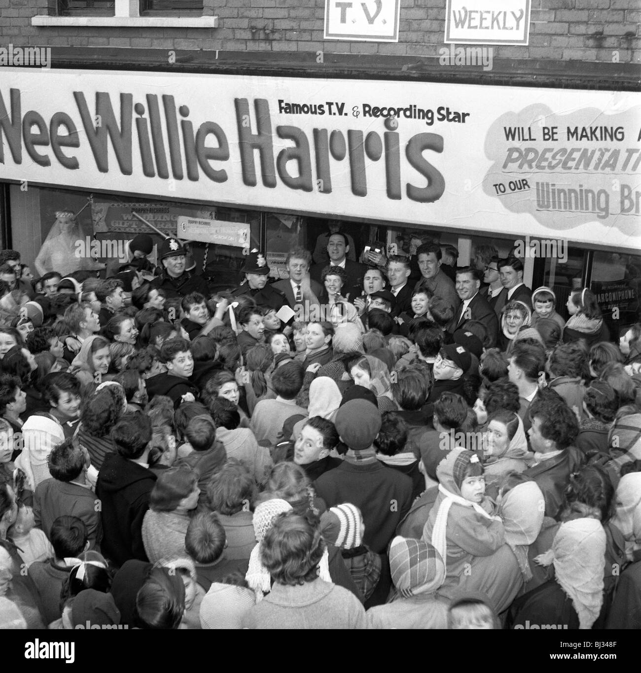 Televisore e registrazione star 'Wee Willie' Harris visiti South Yorkshire, 1958. Artista: Michael Walters Foto Stock