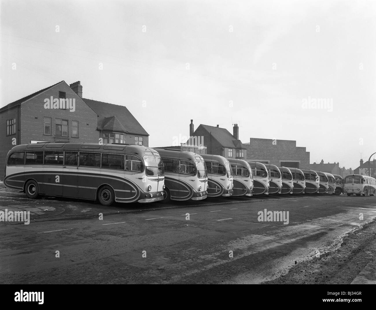 Flotta di Phillipson's Coaches, Goldthorpe, South Yorkshire, 1963. Artista: Michael Walters Foto Stock