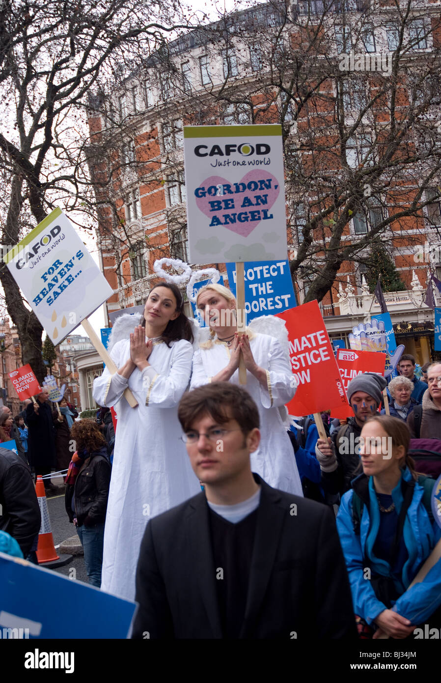 Due signore vestito come angeli alla campagna contro il cambiamento climatico rally 2009. Foto Stock