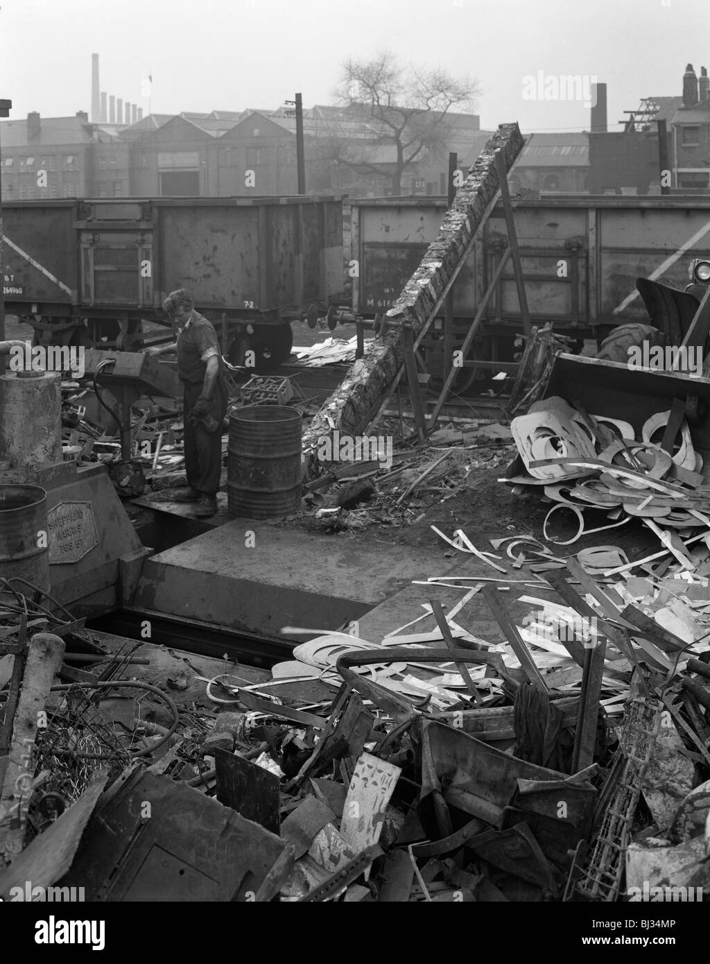 Riciclaggio di rottami, Rotherham, South Yorkshire, 1965. Artista: Michael Walters Foto Stock