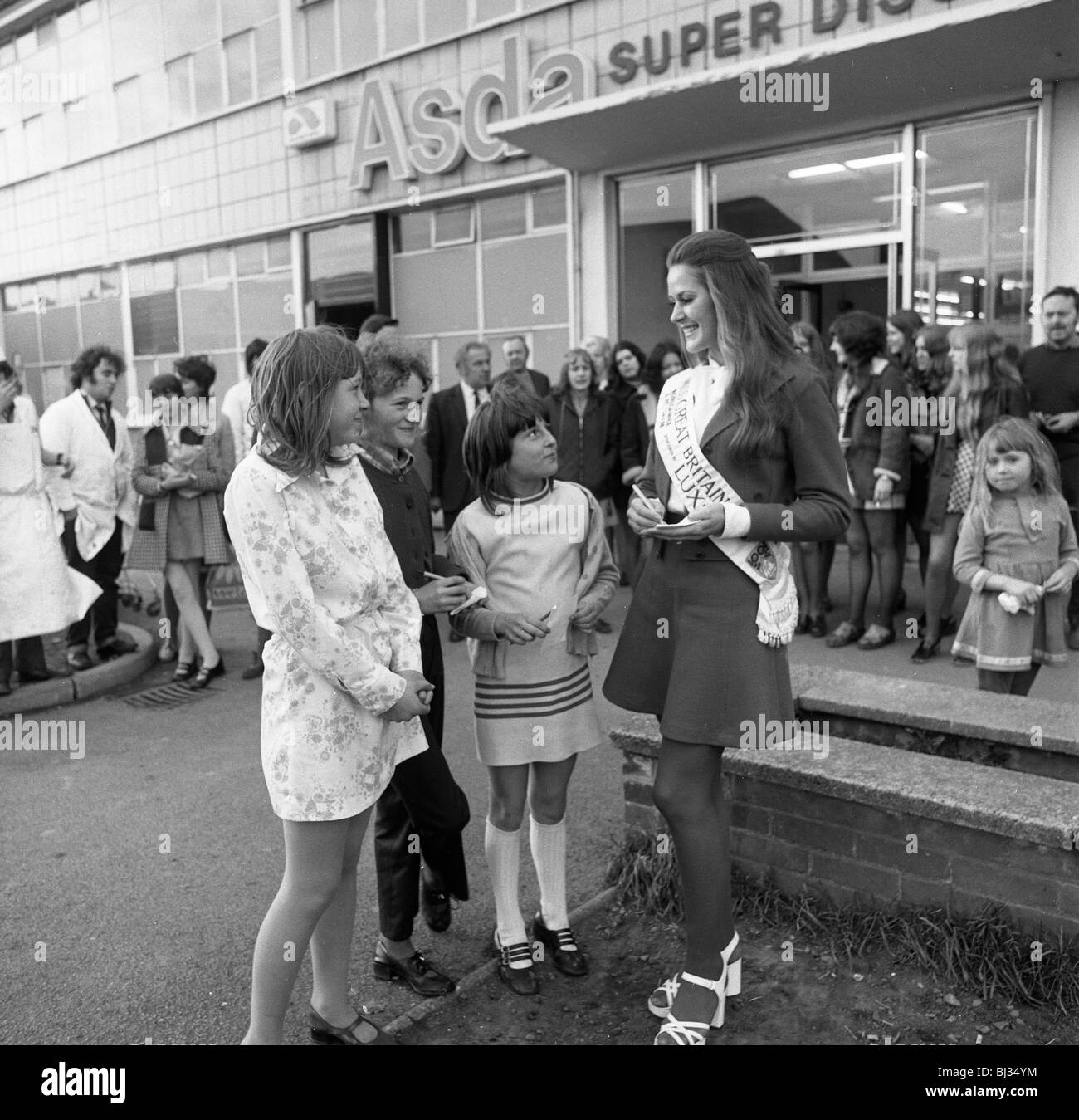 Miss Gran Bretagna a Asda, Rotherham, South Yorkshire, 1972. Artista: Michael Walters Foto Stock