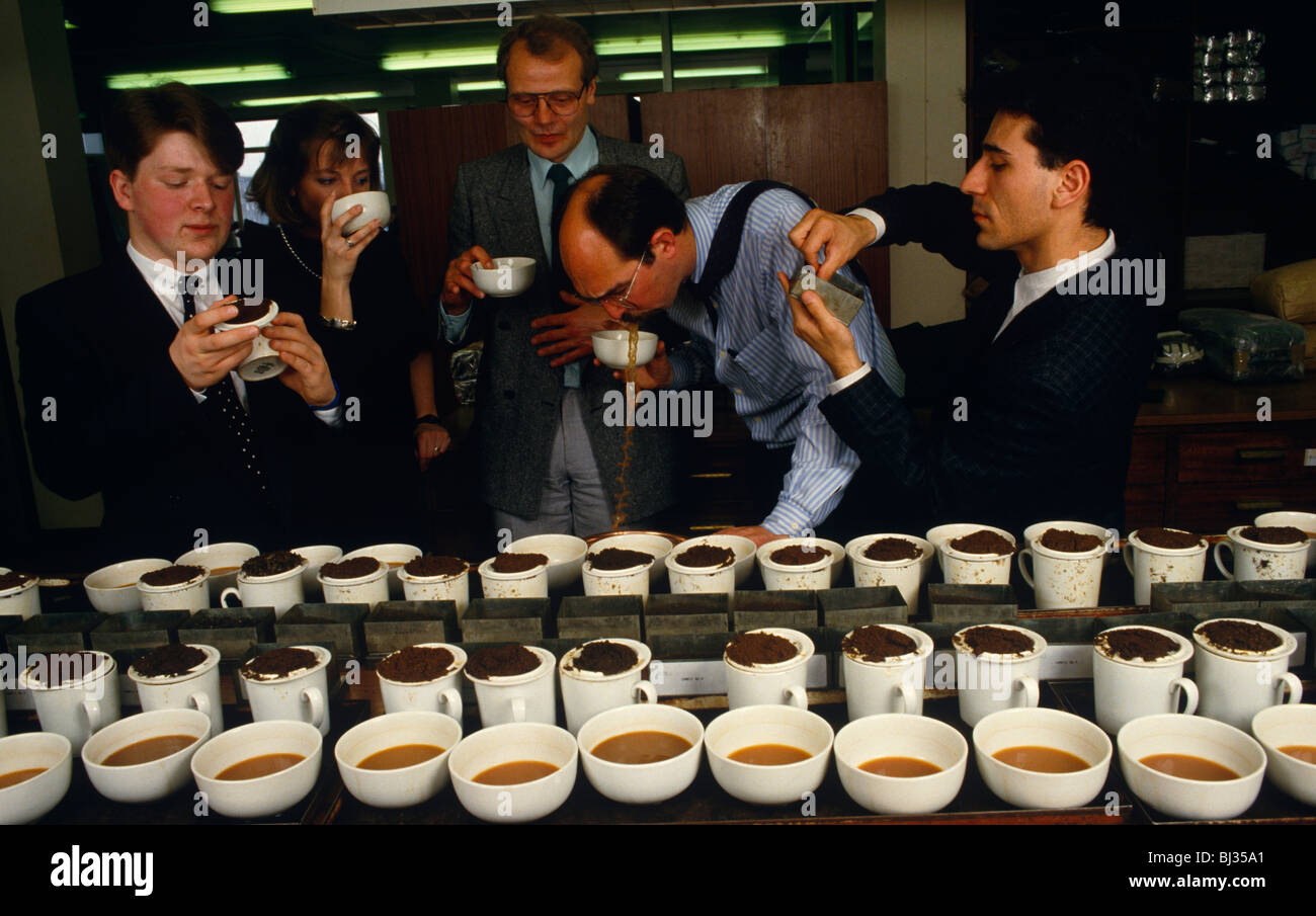 Un team di tè inglese-assaggiatori impiegati dal tè società Lione Campione diverse mescole per il PG Suggerimenti di marca. Foto Stock