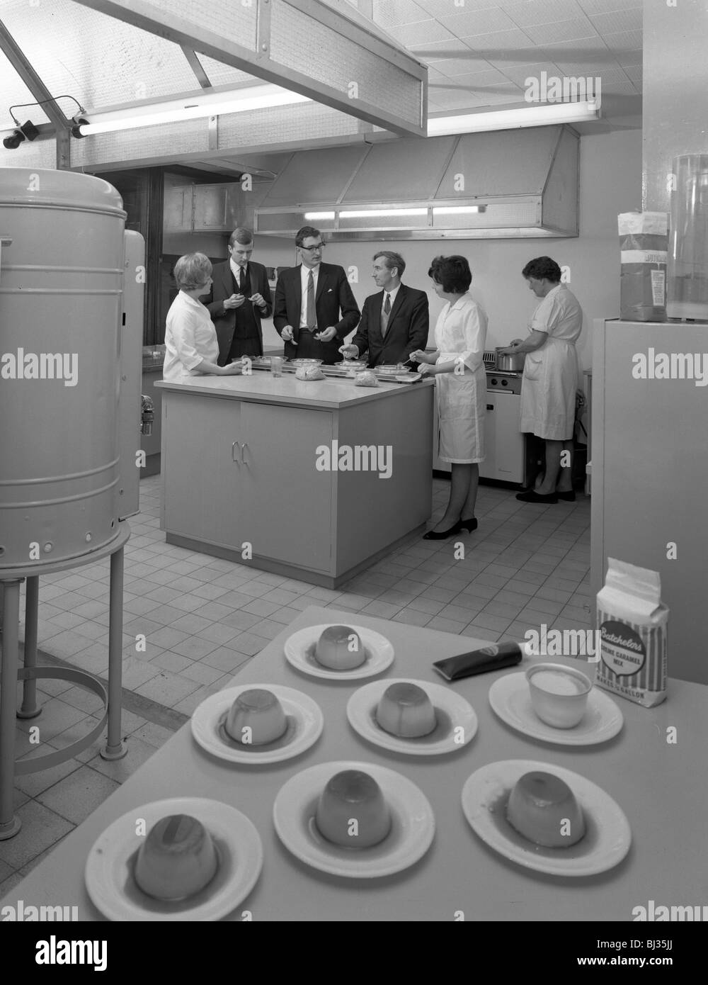 Degustazione del cibo in una nuova cucina sperimentale, Batchelors alimenti, Sheffield South Yorkshire, 1966. Artista: Michael Walters Foto Stock