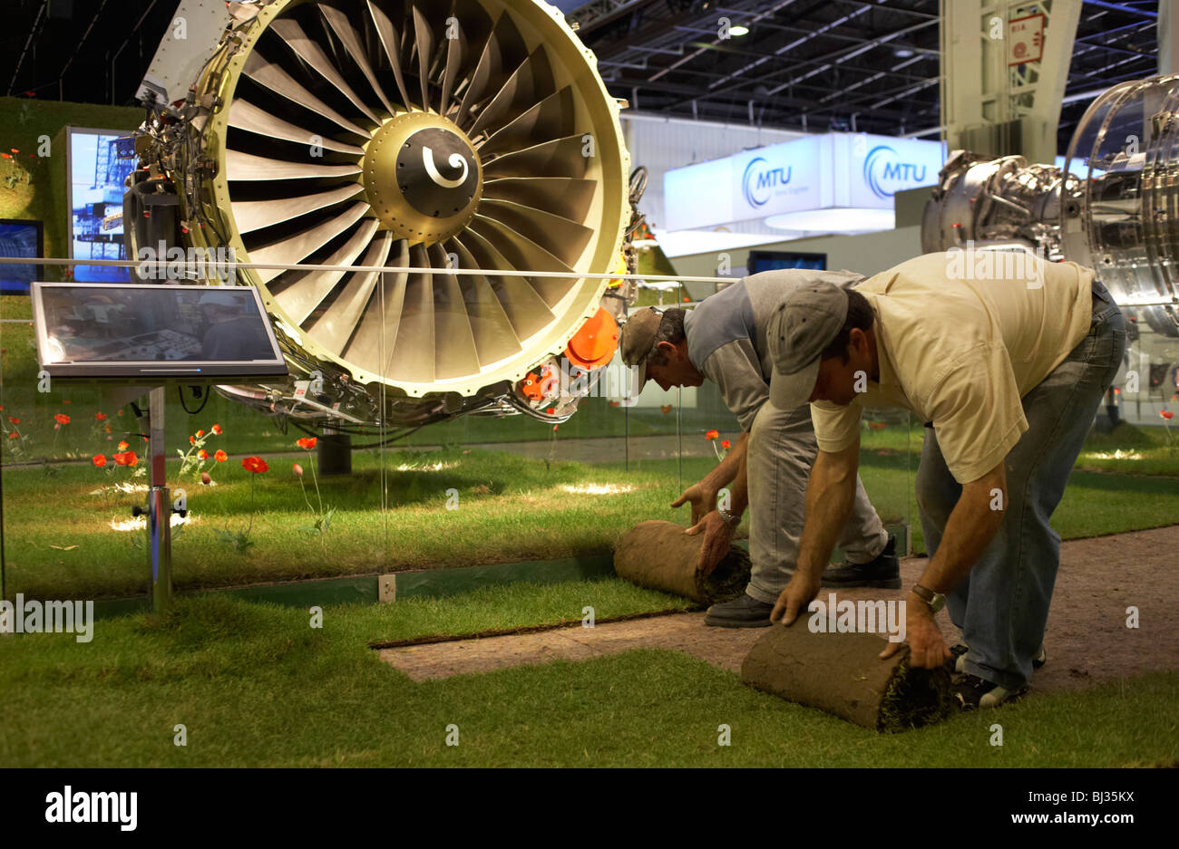 Rotoli di turf sono arrotolati da esposizione dei lavoratori alla fine di una lunga giornata al Paris Air Show di Le Bourget Francia. Foto Stock