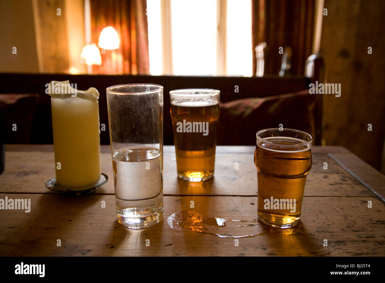 Bevande sulla tabella pub, Stamford Lincs Foto Stock