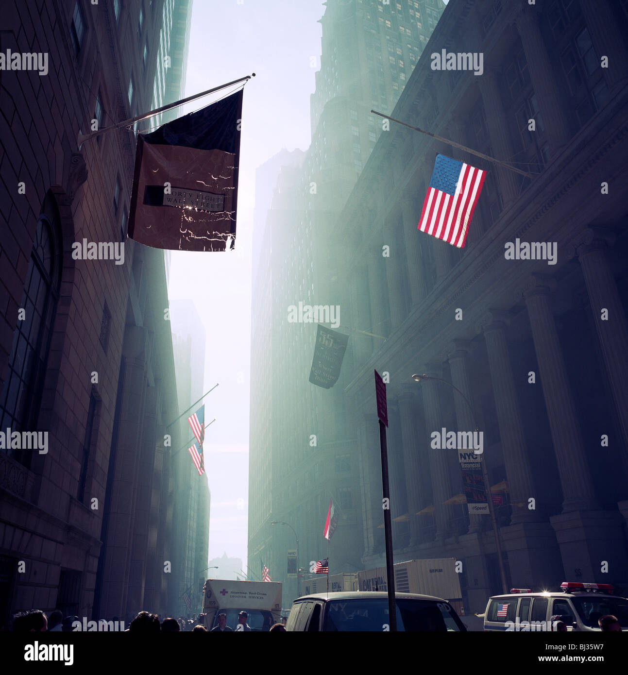 Polvere-riempito haze a Wall Street di città dove i finanzieri tornati alle loro scrivanie da ufficio una settimana dopo il 9/11 attentati in America Foto Stock