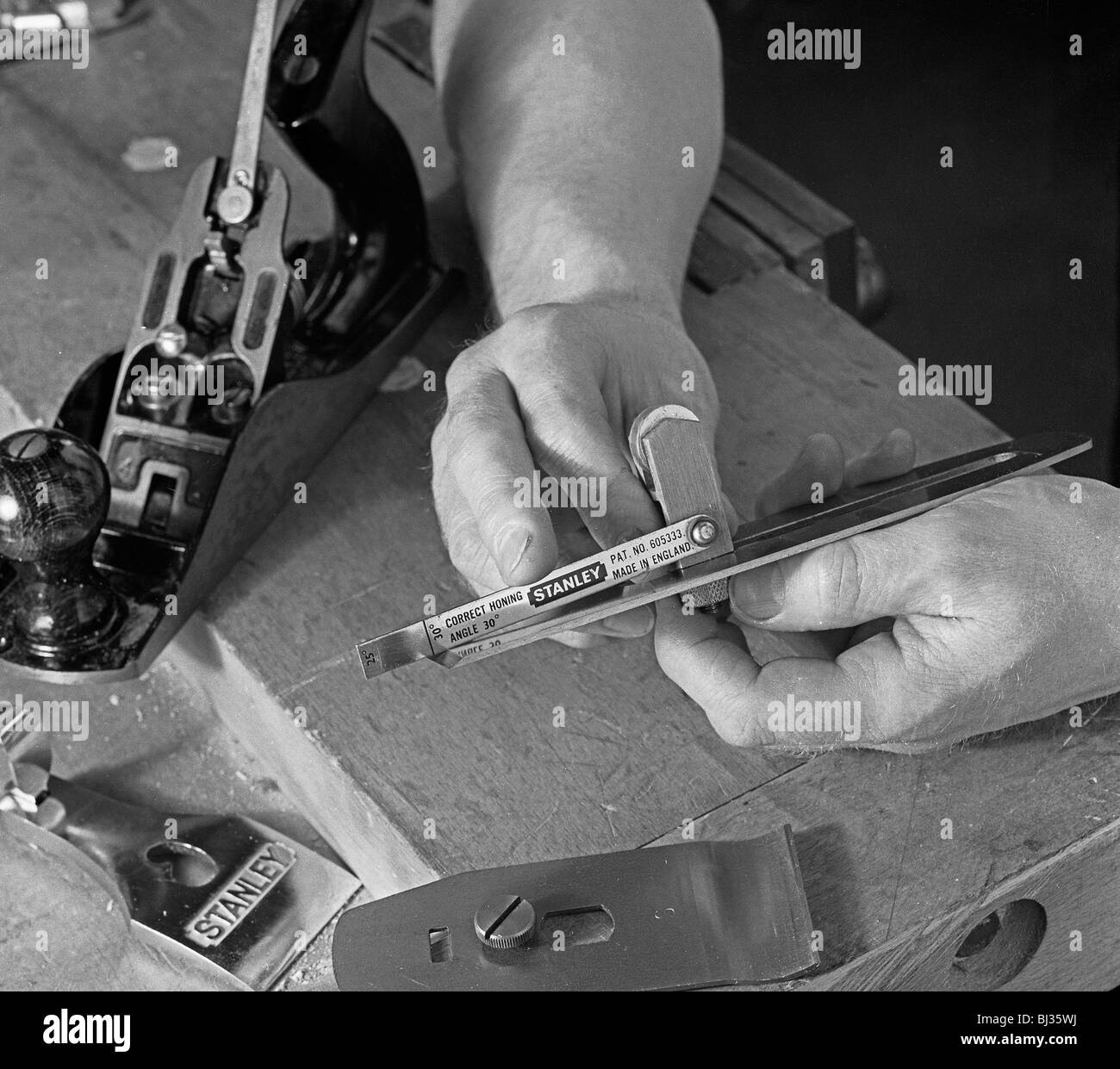 Utilizzando un manometro di regolazione su un piano di Stanley, 1968. Artista: Michael Walters Foto Stock