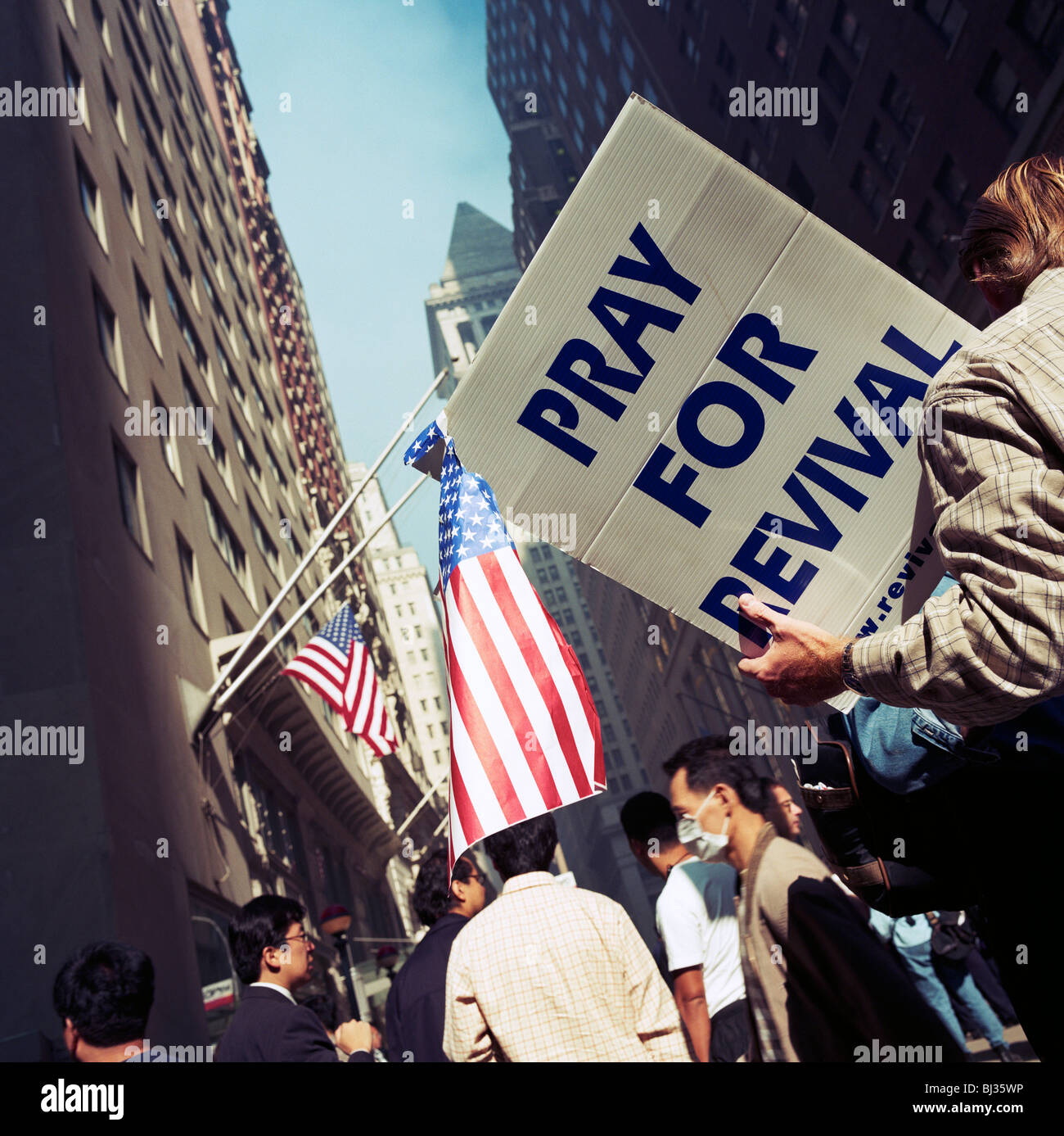 Un messaggio di preghiera e di rinascita tra New York folla vicino a Ground Zero nei giorni dopo gli attacchi terroristici dell'11/9. Foto Stock
