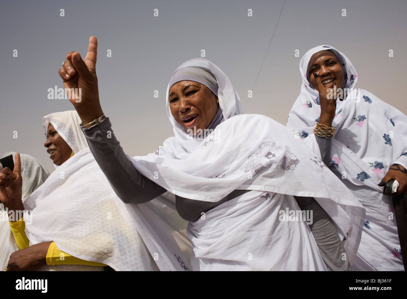 Darfurian donne esprimono la speranza di pace quando la line-up di Al Fashir aeroporto, Sudan Foto Stock