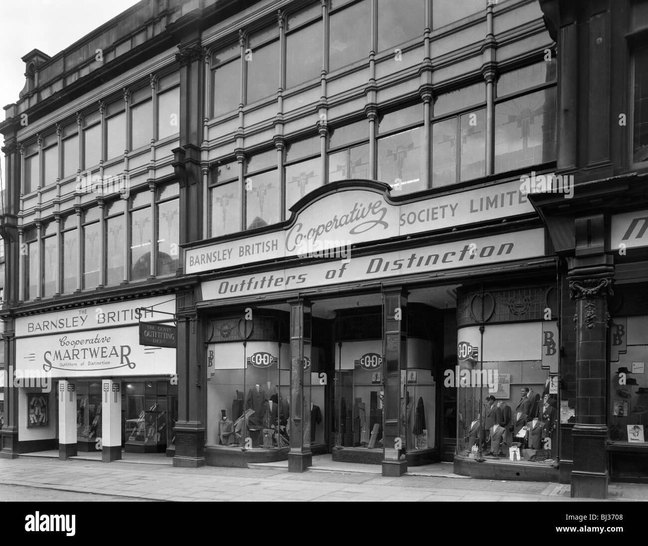 Esterno del Barnsley Co-op uomini centrale del reparto di sartoria, South Yorkshire, 1959. Artista: Michael Walters Foto Stock