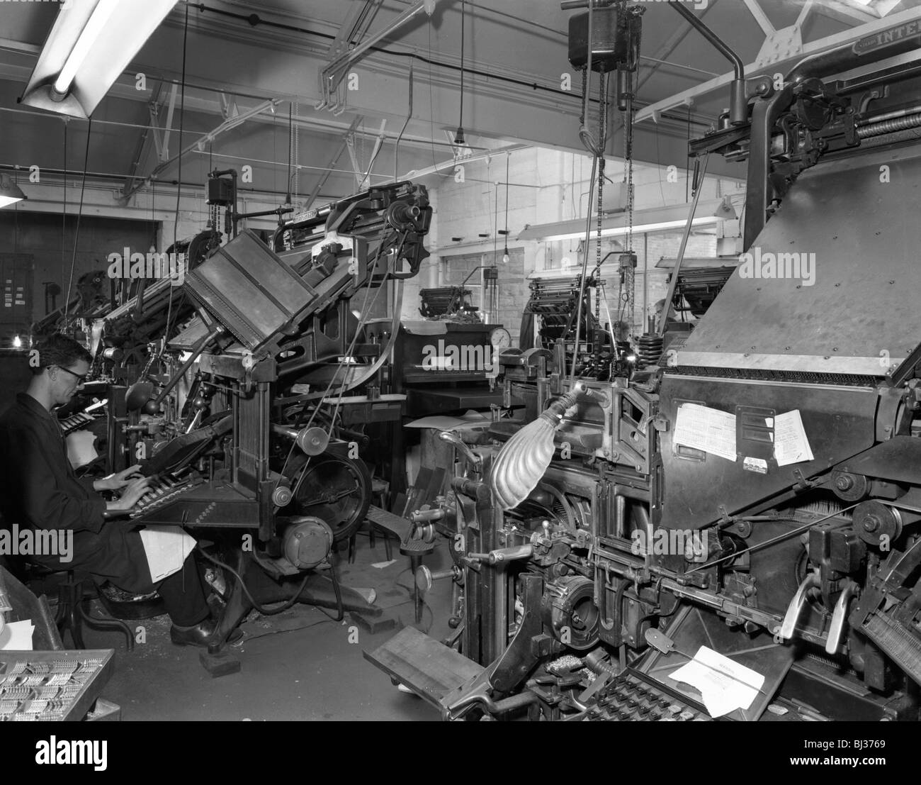 Linotype sala macchina presso una società di stampa, Mexborough, South Yorkshire, 1959. Artista: Michael Walters Foto Stock