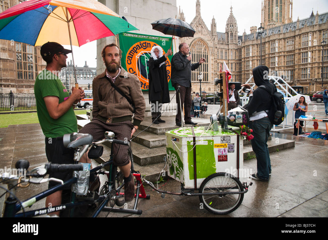 Bicicletta motorizzata indirizzo pubblico sistema in uso, Emergenza climatica alternativa il parlamento a Westminster Foto Stock