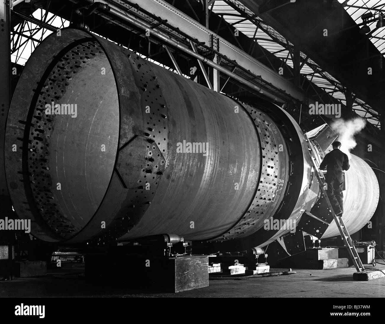 Un forno rotante sezione essendo saldato in preparazione per l'installazione, Steetley, Nottinghamshire, 1962. Artista: Michael Walters Foto Stock