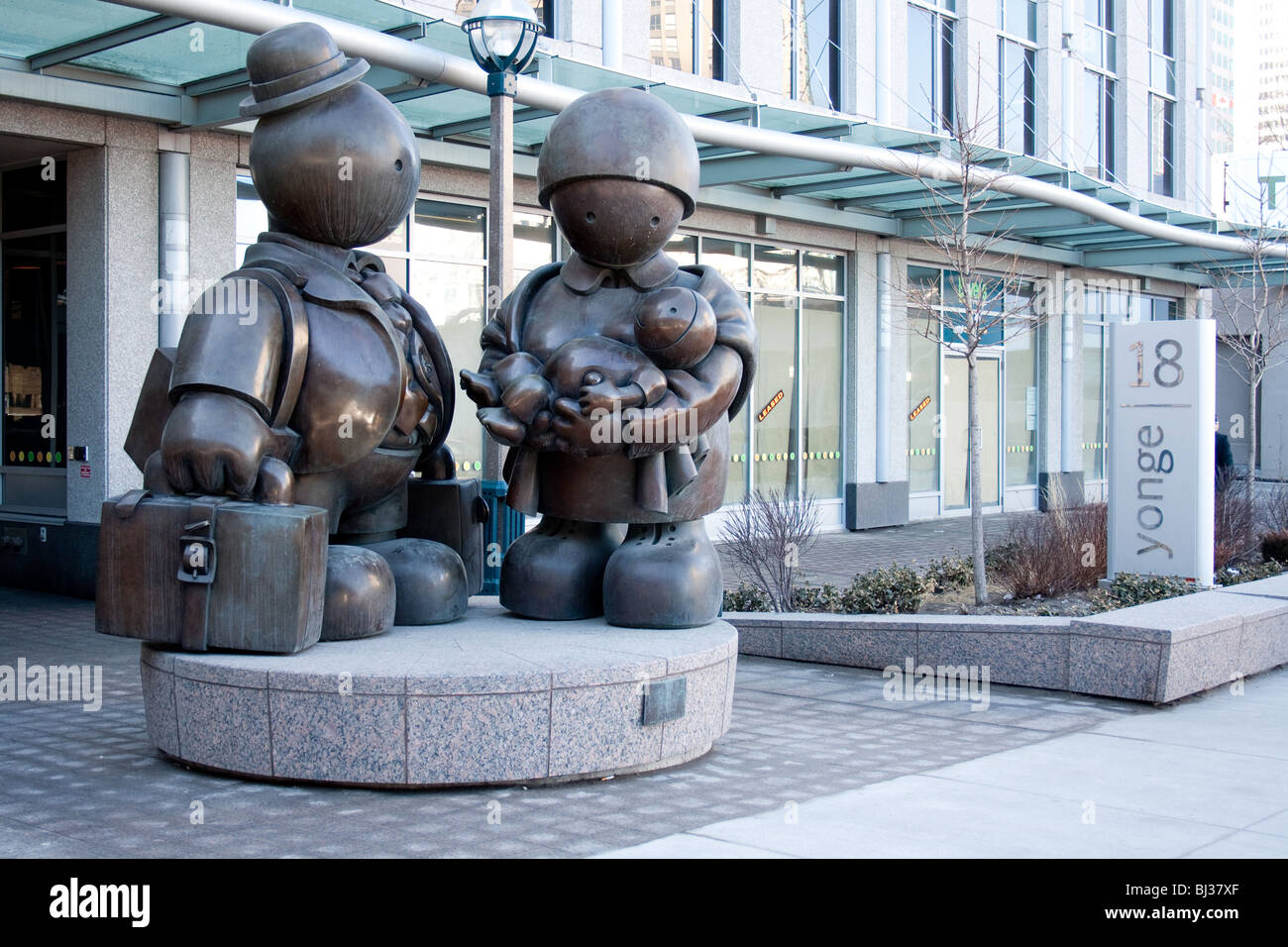 Una scultura fatta dal famoso scultore Tom Otterness, che rappresentano la vita delle prime famiglie immigrate a Toronto in Canada Foto Stock