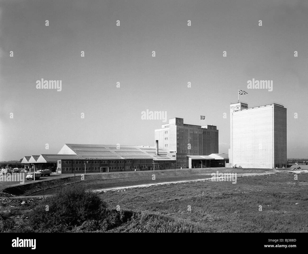 L'esterno di Spillers cibi per animali mill, Gainsborough, Lincolnshire, 1962. Artista: Michael Walters Foto Stock