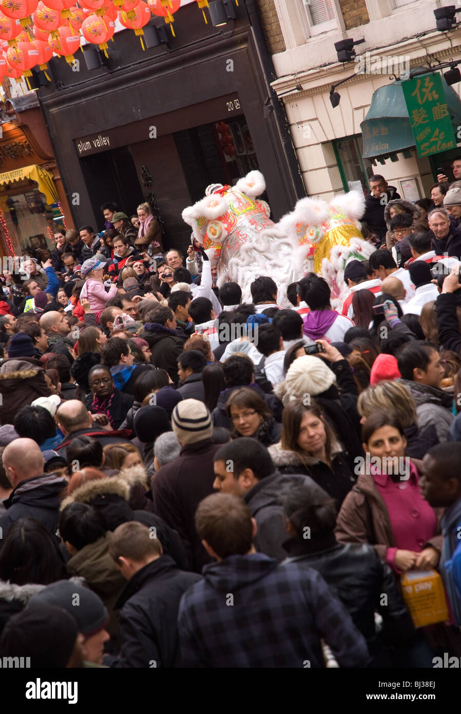 Un dancing lion al capodanno cinese in China town Soho Londra Foto Stock