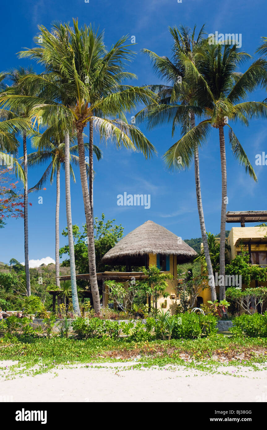 Hotel sotto le palme, Phra Nang Lanta Resort, Kantiang Beach, Ko Lanta o Koh Lanta island, Krabi, Thailandia, Asia Foto Stock