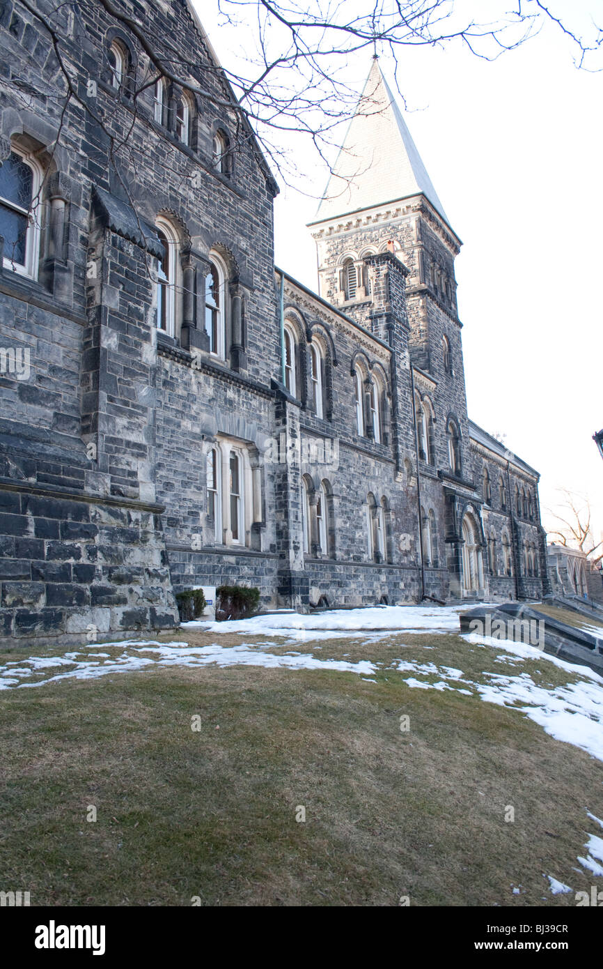 Vista laterale di un vecchio edificio storico presso l università di Toronto campus Foto Stock
