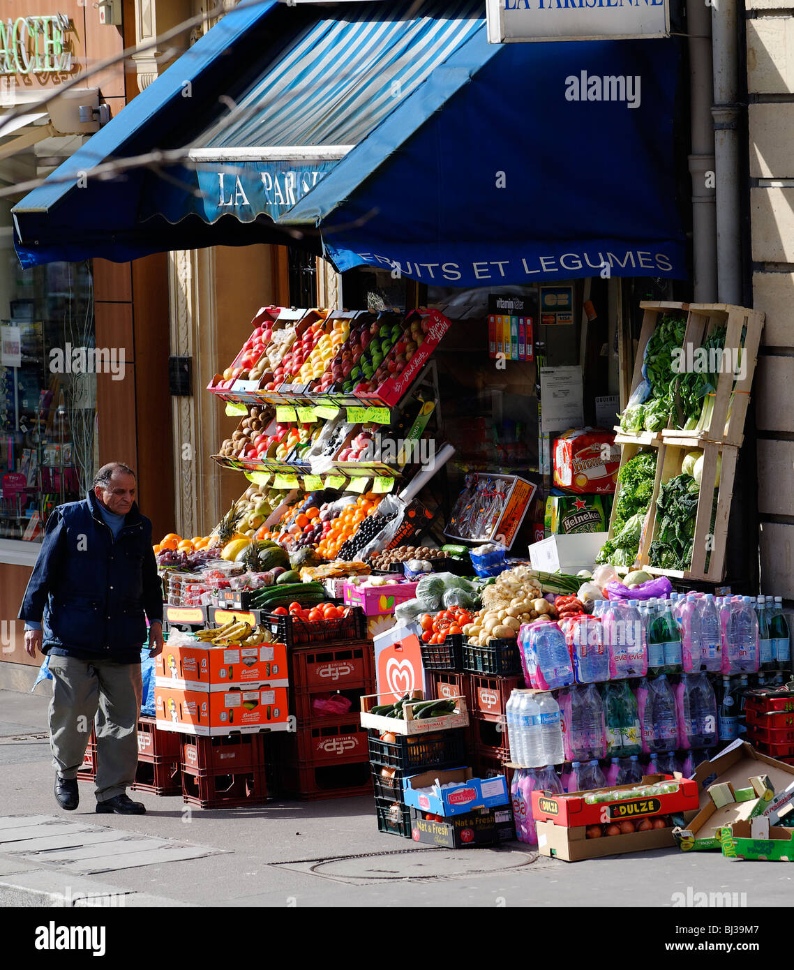 Venditore di frutta e negozio di generi alimentari nel centro di Parigi Foto Stock