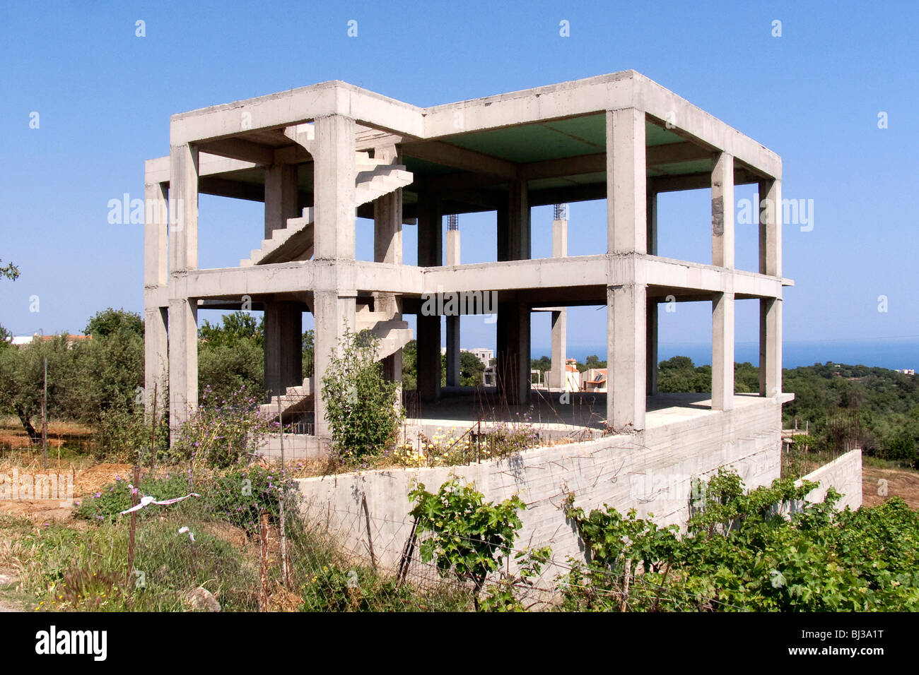 Abbandonata la costruzione di un edificio di cemento armato in Rethimno, Creta, Grecia, Europa Foto Stock