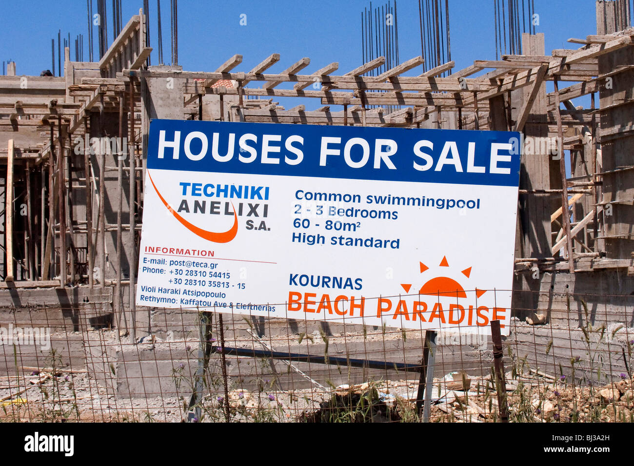 Segno "Case in vendita, lo sviluppo di nuove case vacanza vicino al lago di Kournas a Kournas, Creta, Grecia, Europa Foto Stock