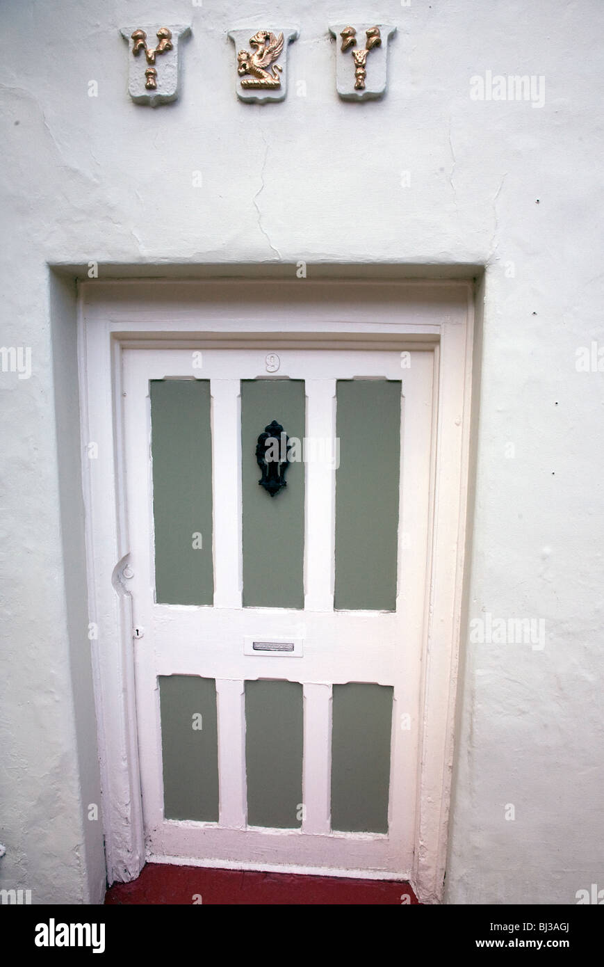 Araldico-style figure sulla porta di casa nel centro di Stamford Lincs Foto Stock