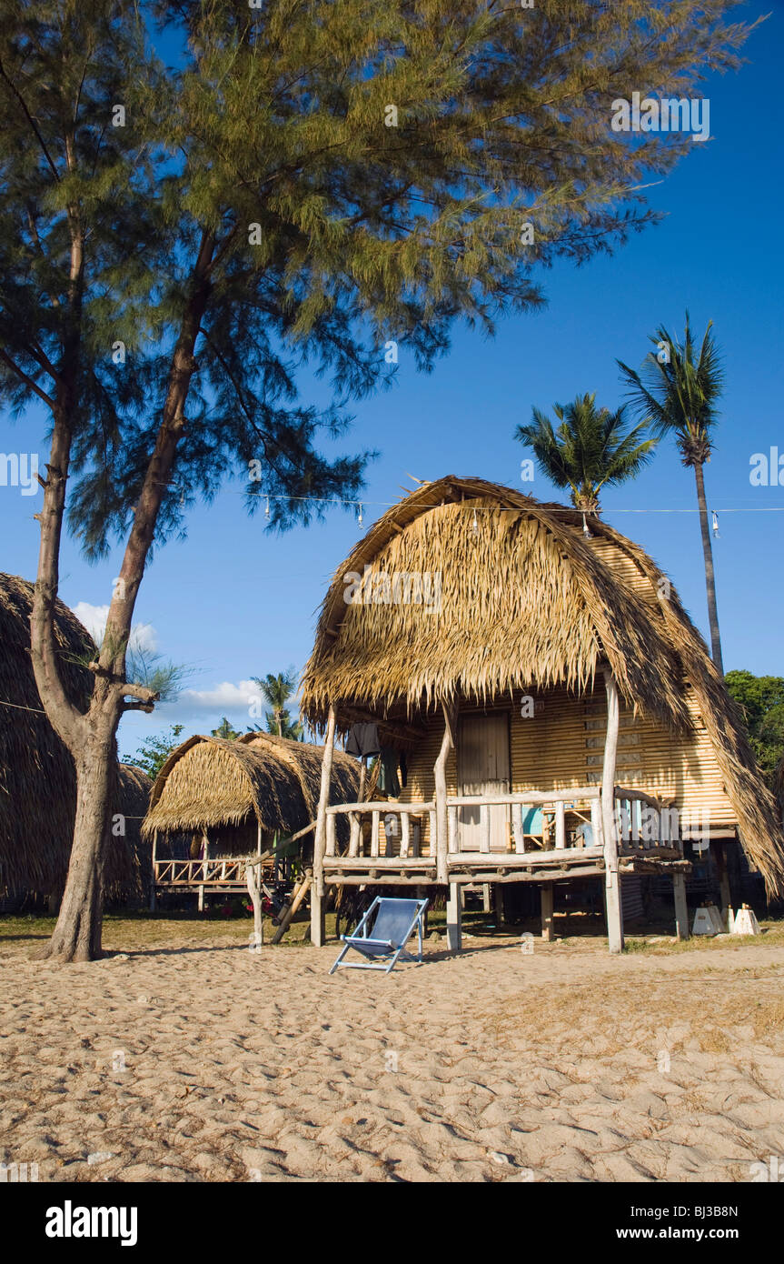 Palm capanne sulla spiaggia, Lanta sabbia di fiume Resort, Klong Nin Beach, Ko Lanta o Koh Lanta island, Krabi, Thailandia, Asia Foto Stock