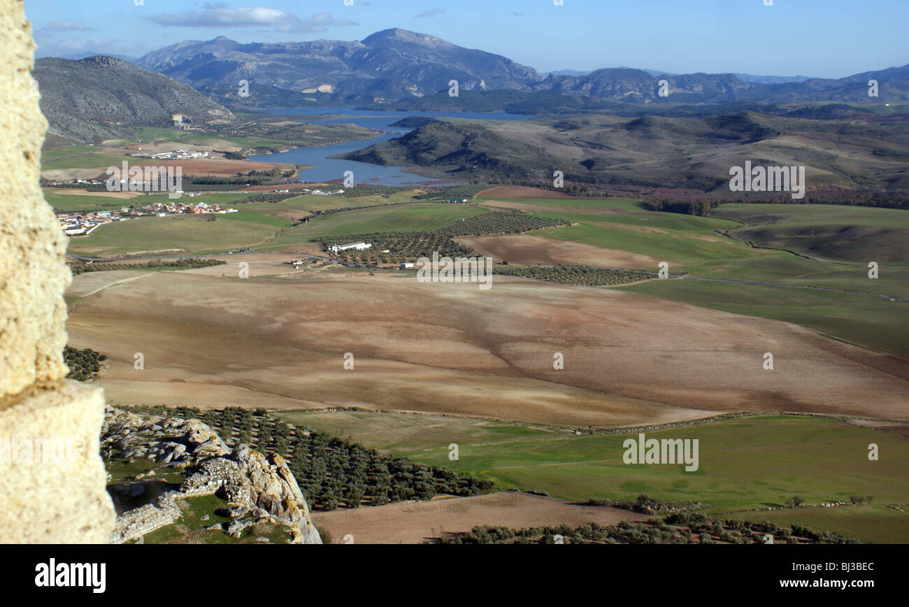 Teba Andalucia Spagna Vista panoramica dal Castello con laghi e montagne E ULIVETI sullo sfondo Foto Stock