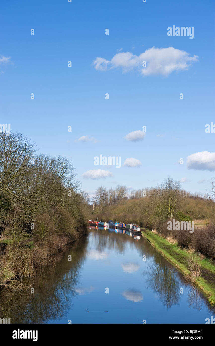 Regno Unito vista del paesaggio del Grand Union Canal a Middlesex Uxbridge Londra ovest verso Denham bloccare Foto Stock